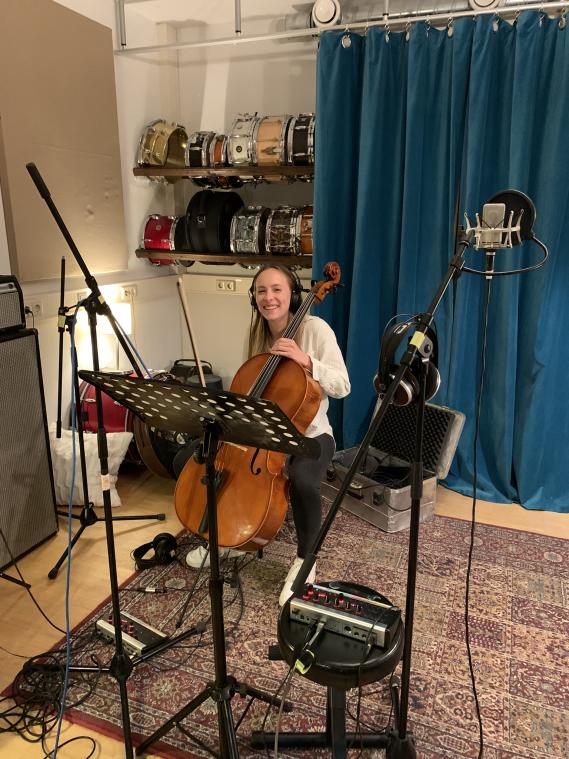 Leonie Vollmer Cello im Studio