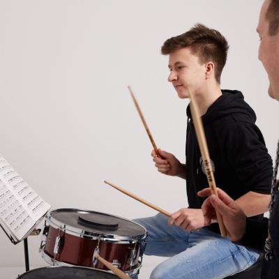 Daniel mit einem Schüler am Practice Pad