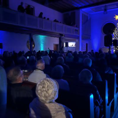 Die Daniel Schwenger Band mit ihrem Programm Auf der Suche nach der Krippe in Lorch-Waldhausen vor knapp 250 Zuschauern am 29.12.2023