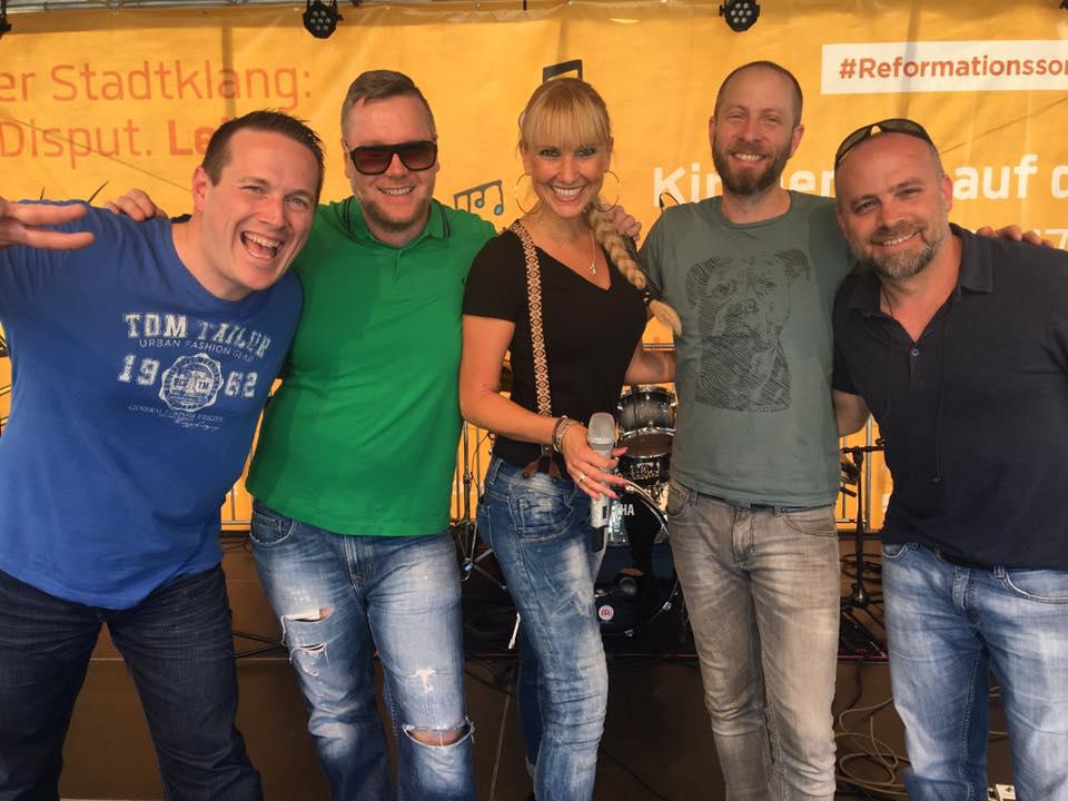 Die Band: Daniel Schwenger (Schlagzeug), Christoph Carl (Bass), Déborah Rosenkranz (Gesang), Winnie Schweitzer (Gitarre), Kilian Haiber (Keyboards) Die Band: Daniel Schwenger (Schlagzeug), Christoph Carl (Bass), Déborah Rosenkranz (Gesang), Winnie Schweitzer (Gitarre), Kilian Haiber (Keyboards)