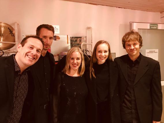 Daniel Schwenger (Schlagzeug), Thorsten Meinhardt (Bass), Julia Schwenger (Gesang), Leonie Vollmer (Cello & Gesang), Thomas Buyer (Keyboards & Gesang) Daniel Schwenger (Schlagzeug), Thorsten Meinhardt (Bass), Julia Schwenger (Gesang), Leonie Vollmer (Cello & Gesang), Thomas Buyer (Keyboards & Gesang)